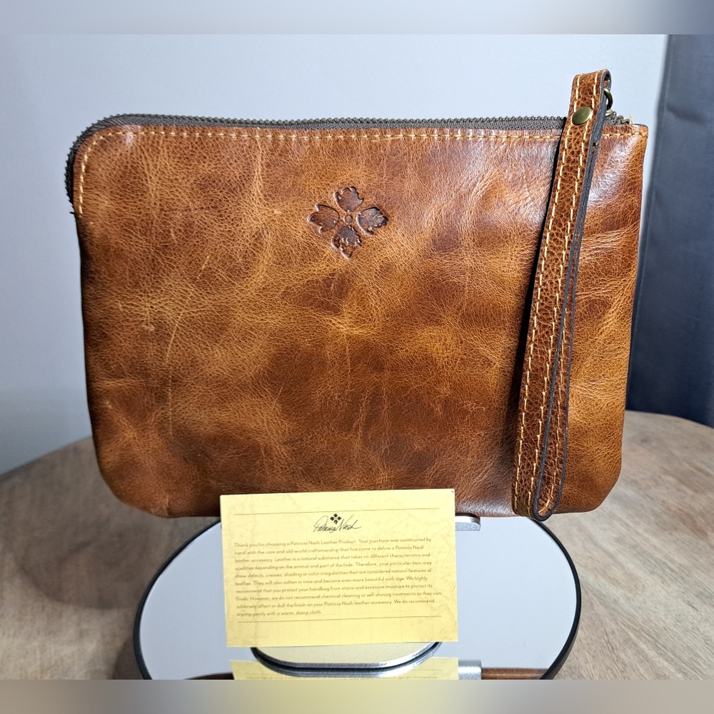 ✨Patricia Nash ✨Brown Leather Wristlet Clutch